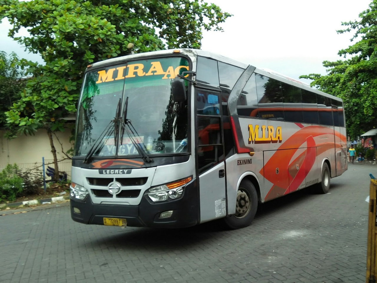 Sejarah Eka dan Mira - Berawal dari Usaha Toko Kain, Inilah Bus Asli Kota Mojokerto