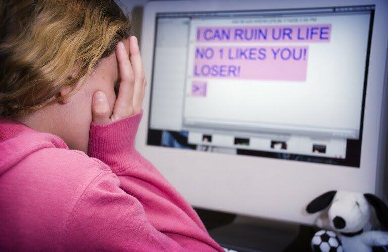 CyberBullying Makin Bertebaran Nih! Kenapa Seseorang Bisa Melakukan Itu?