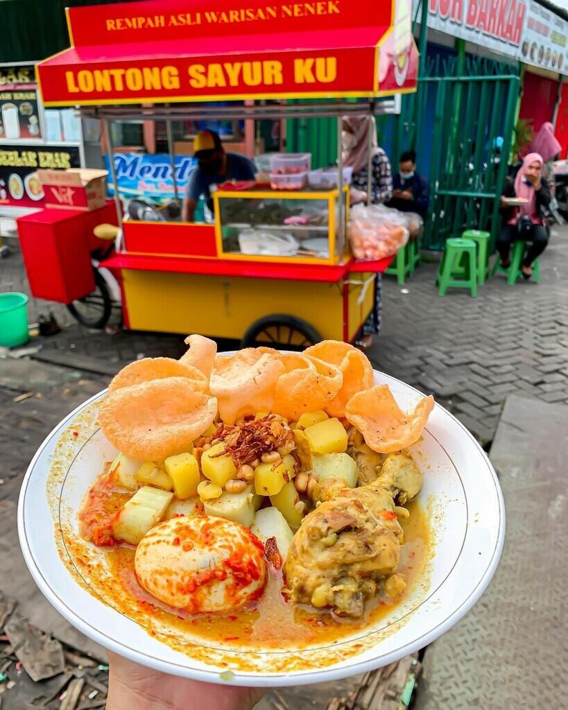 Dua Mantan Pramugari Cantik Kini Jualan Lontong Sayur di Pinggir Jalan Dua Mantan Pramugari Cantik Kini Jualan Lontong Sayur di Pinggir Jalan