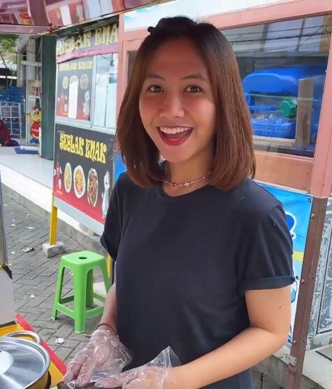 Dua Mantan Pramugari Cantik Kini Jualan Lontong Sayur di Pinggir Jalan Dua Mantan Pramugari Cantik Kini Jualan Lontong Sayur di Pinggir Jalan