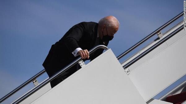 Biden Tersandung Beberapa Kali Saat Menaiki Tangga Air Force One