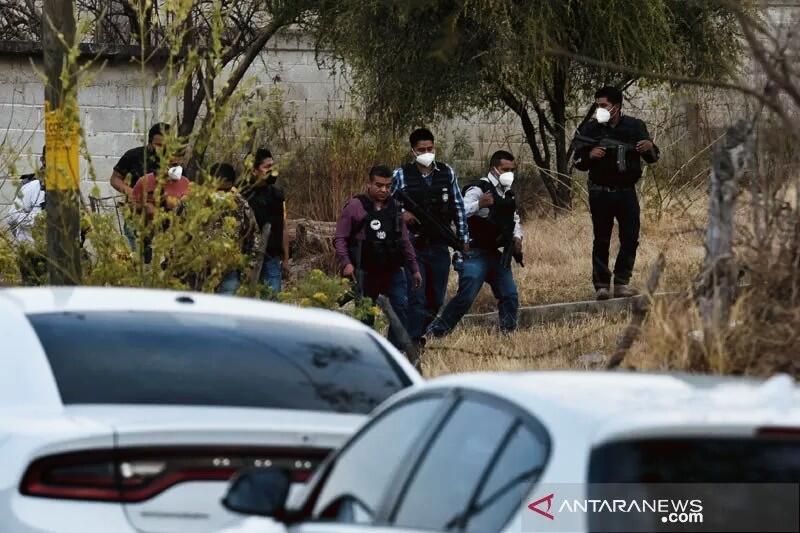 Pria bersenjata bunuh 13 polisi Meksiko di siang bolong