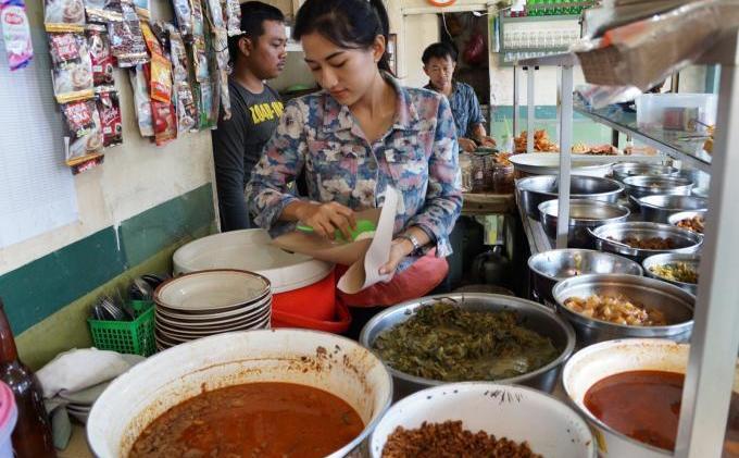 10 Penjual cantik ini pernah viral, bikin cowok-cowok rela antre 10 Penjual cantik ini pernah viral, bikin cowok-cowok rela antre