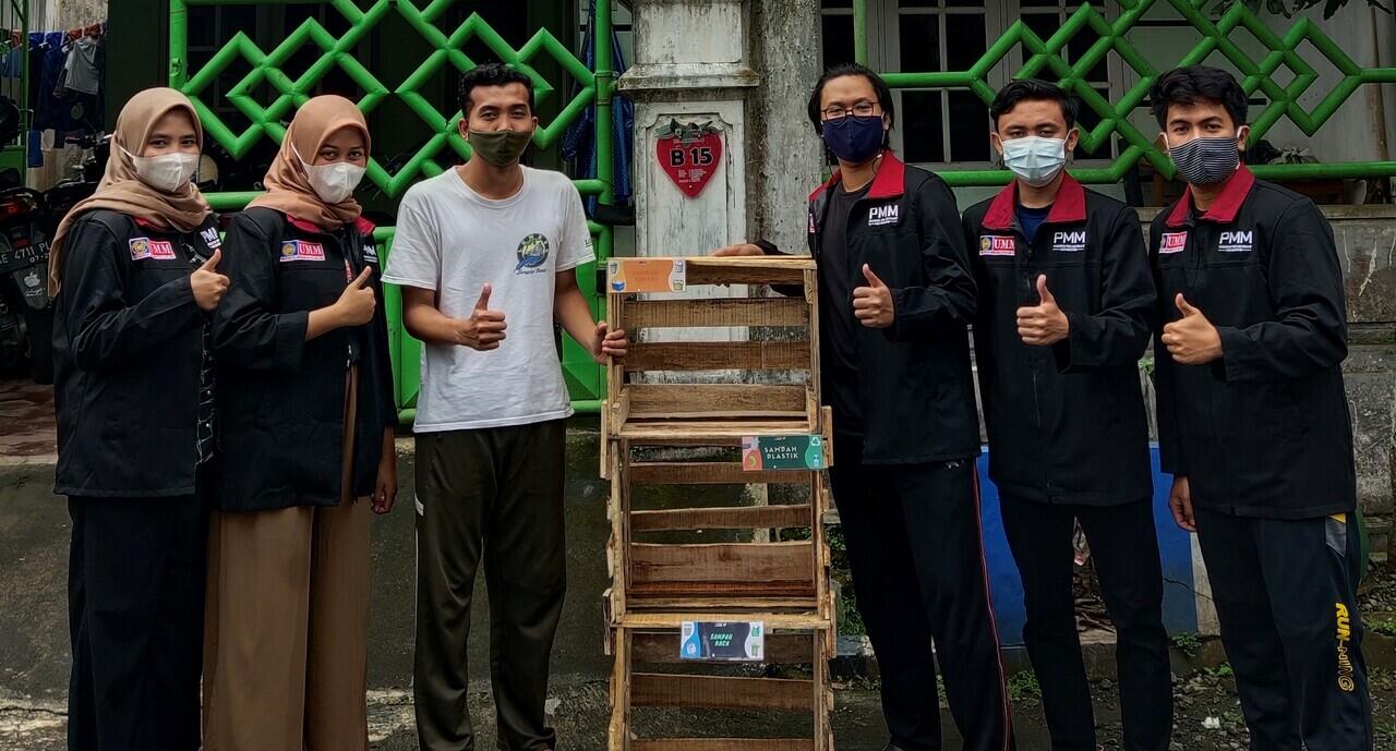 Mahasiswa PMM UMM Membuat Storage Penyimpanan Sampah di Kelurahan Dadaprejo