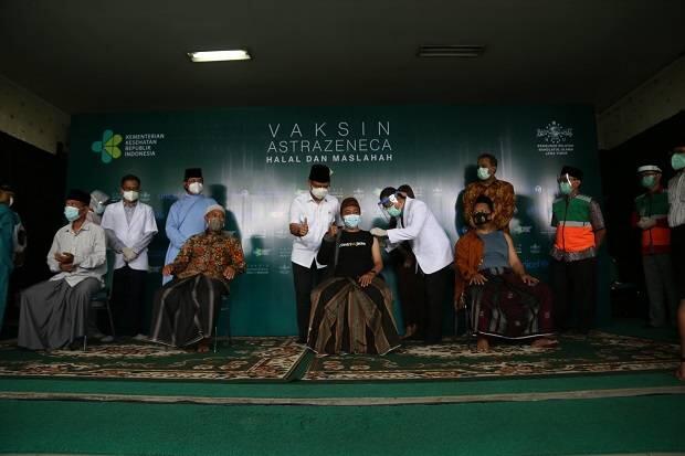 Kyai Muda NU Jatim Disuntik Vaksin Astrazeneca, Ini Harapan Menkes