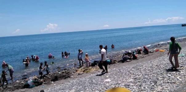 Material Emas Muncul di Pesisir Pantai Maluku Tengah Material Emas Muncul di Pesisir Pantai Maluku Tengah