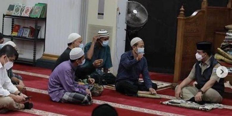 Ketika Anies Makin Rajin Blusukan, Mampir ke Warkop- Shalat Subuh di Masjid