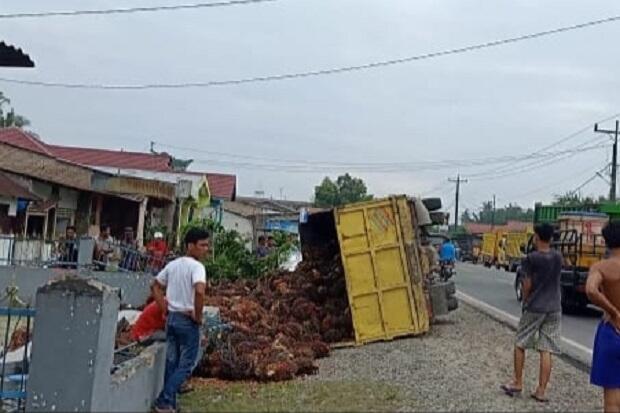 Sopirnya Asyik Mengemudi Sambil Pacaran, Truk Pengangkut Sawit Terbalik di Jalinsum