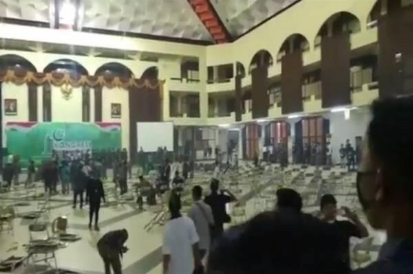Penampakan Peserta Kongres HMI XXXI di Surabaya yang Mengamuk Saling Lempar Kursi