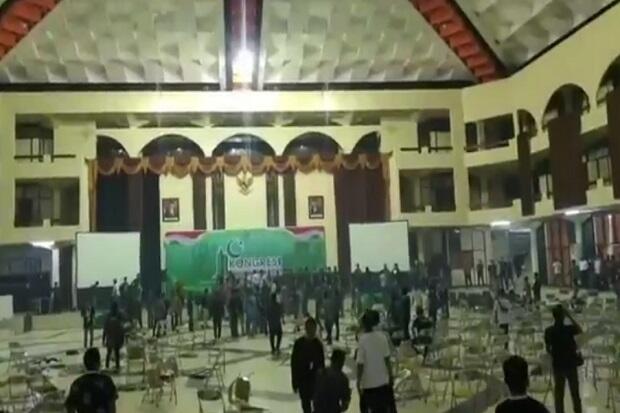 Penampakan Peserta Kongres HMI XXXI di Surabaya yang Mengamuk Saling Lempar Kursi