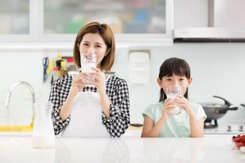 Manfaat Rajin Minum Susu, Ternyata Bisa Bikin Awet Muda & Menyehatkan Tubuh!