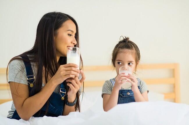 Manfaat Rajin Minum Susu, Ternyata Bisa Bikin Awet Muda & Menyehatkan Tubuh!