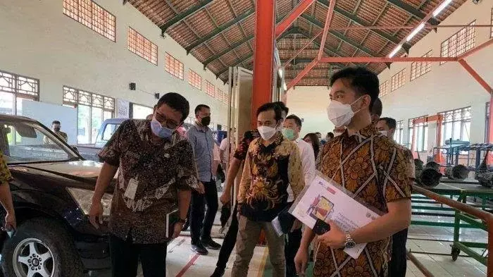 Ketika Gibran Lihat Langsung Mobil Esemka yang Digunakan Jokowi Saat Jadi Wali Kota