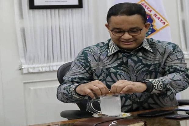 Sambil Memeras Jeruk di Gelas Air Kelapa, Anies Sapa Warganet untuk Makan Siang