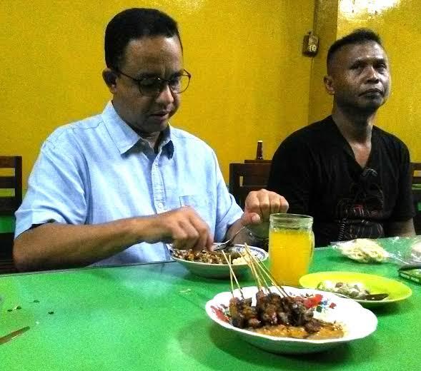 Sambil Memeras Jeruk di Gelas Air Kelapa, Anies Sapa Warganet untuk Makan Siang