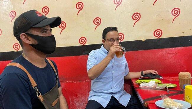 Sambil Memeras Jeruk di Gelas Air Kelapa, Anies Sapa Warganet untuk Makan Siang