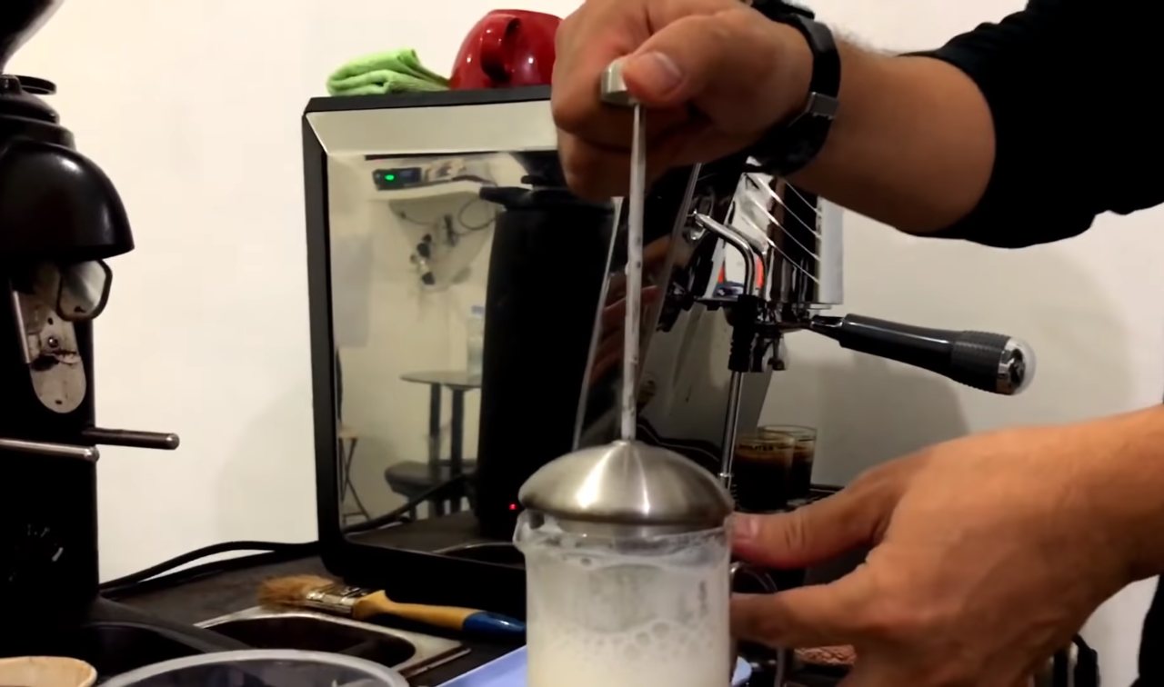 Bikin Resep Kopi Susu Latte Mangga Khas Tropikal, Nagih!