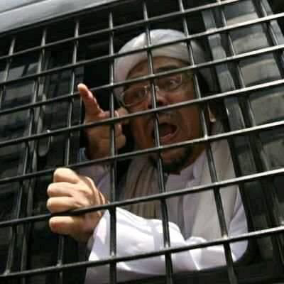Habib Rizieq Bandingkan Kasusnya dengan Kerumunan Jokowi-Gibran-Bobby-Ahok
