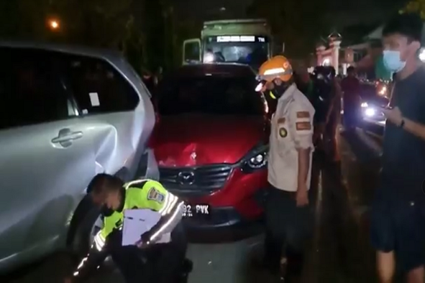 Sleman Gempar, Truk Hilang Kendali Hantam 10 Mobil di Lampu Merah Ring Road Utara