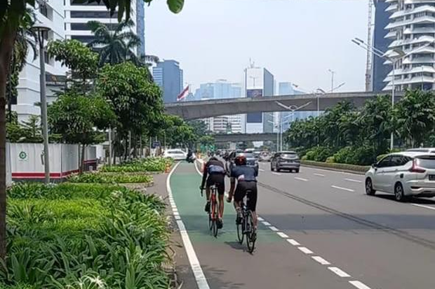 Pembuatan Beton Pembatas Jalur Sepeda Sudirman-Thamrin Belum Rampung