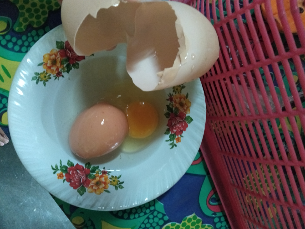 Super Unik! Dapat Telur Super Jumbo Dari Ayam, Benarkah Ayam Keturunan Dinosaurus?