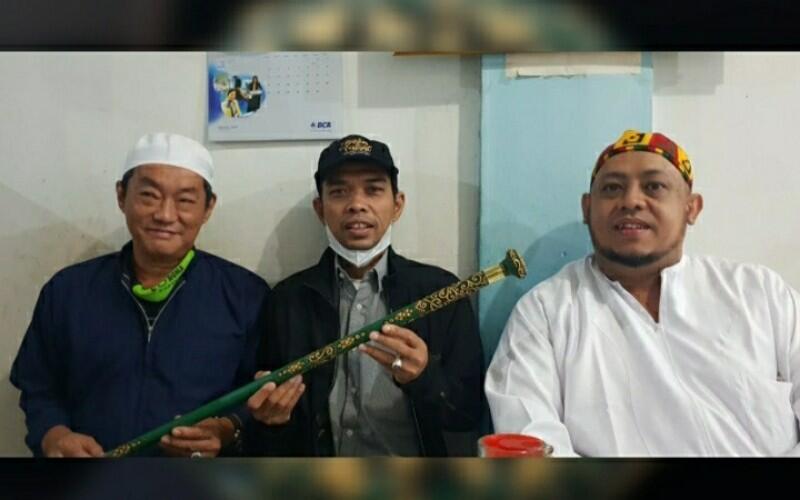 Ust Somad Dapat Hadiah Tongkat Berukir Khas Palembang yang Menyusahkan Orang Munafik