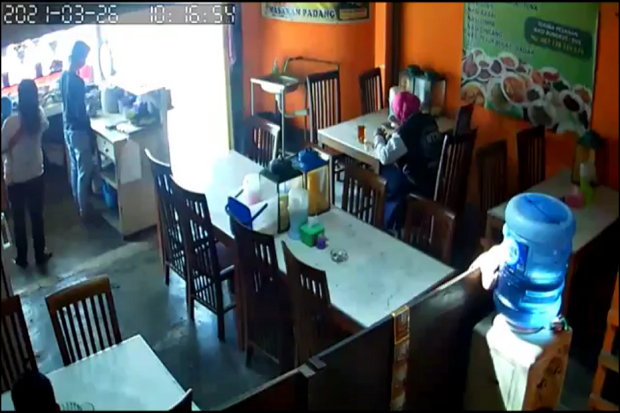 Boyolali Gempar, Ibu Muda Gendong Balita Terekam Mencuri di Warung Makan