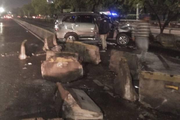 Hantam Separator Busway, Kijang Innova Ringsek dan Pengemudi Terluka