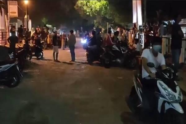 Kilang Minyak Balongan Terbakar, Warga Majakerta Mengungsi di Jalan-jalan