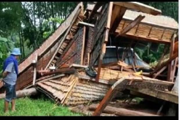 Diterjang Puting Beliung, Dua Rumah Adat di Toraja Porak Poranda