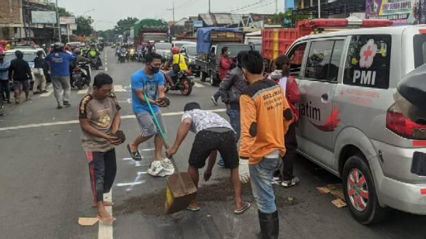 Gagal Nyalip, Bikers Tewas Terlindas Truk Tronton di Mojokerto