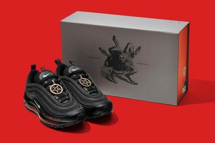 Nike Gugat "Sepatu Setan" yang Mengandung Setetes Darah Manusia