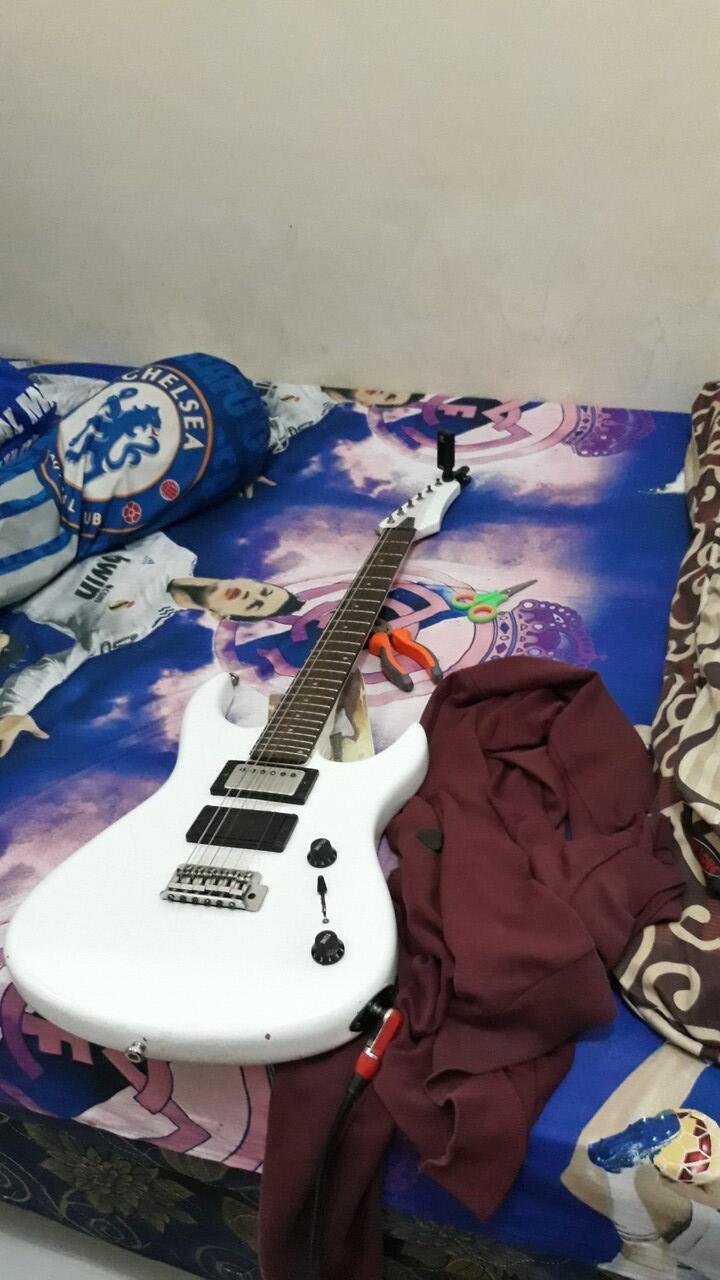 Ada yang tau ini gitar merk apa ?