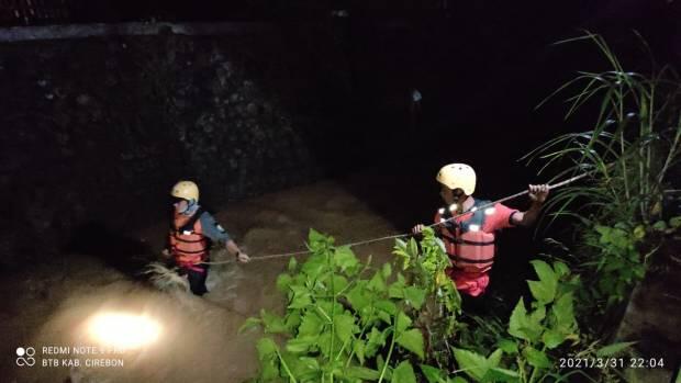 Mobil Hanyut Terseret Arus Sungai Cipugur, Satu Orang Hilang