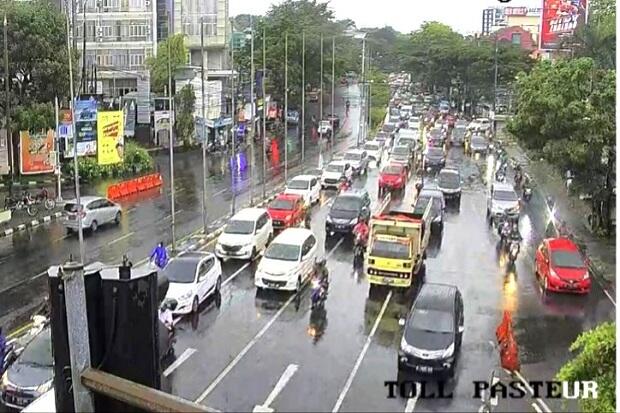 Jelang Petang, Kendaraan di Jalanan Kota Bandung Mulai Padat