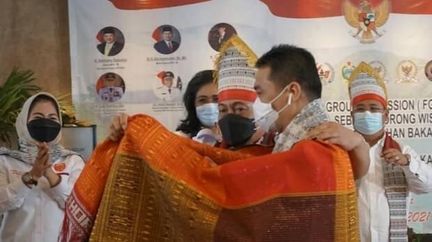 Wagub DKI Ariza Bahagia Bukan Main: Hidup Hanya Sekali, Jangan Lupa ke Danau Toba