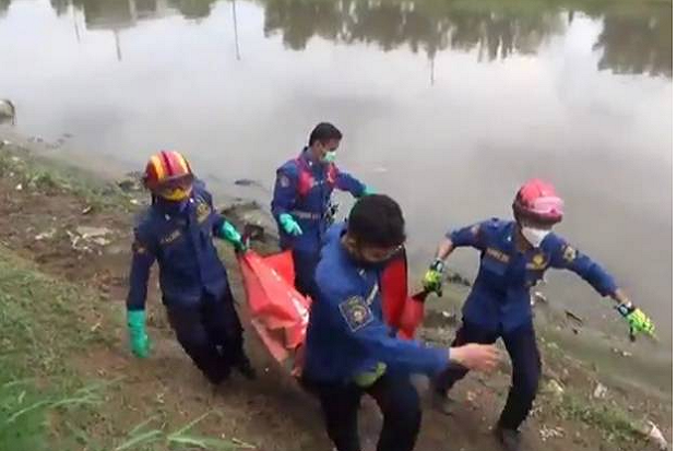 Jasad Laki-laki Telanjang Terapung di Sungai Brantas Kediri