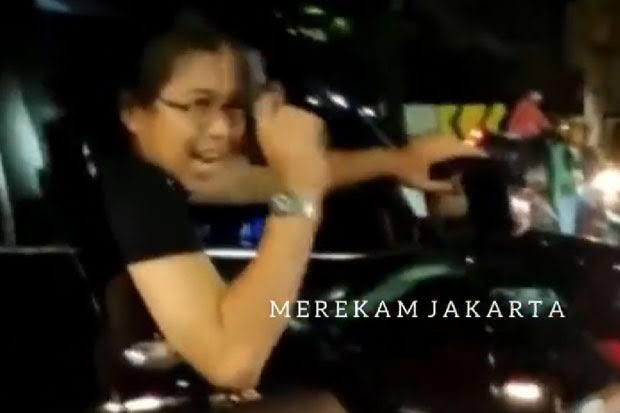 Ngeri!! Aksi Koboy, Udah Nabrak Orang, Disuruh Minggir Malah Ngacungin Pistol