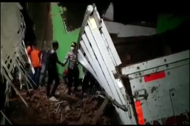 Truk Berisi Penuh Batu Bata Seruduk Madrasah, 2 Orang Meregang Nyawa