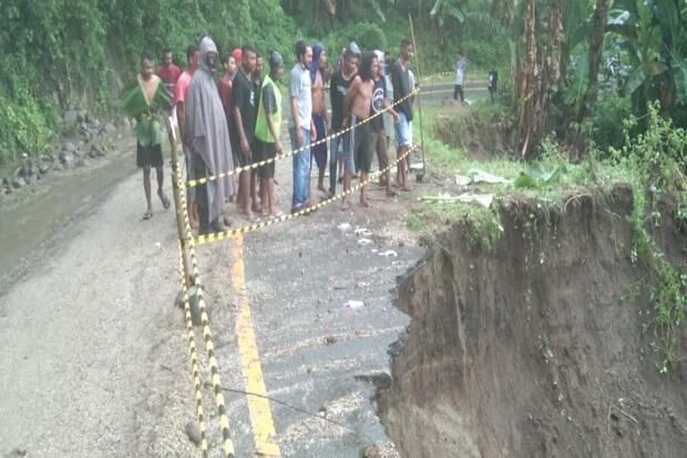 Diterjang Hujan Lebat, Jalur Penghubung 2 Kabupaten di NTT Nyaris Putus