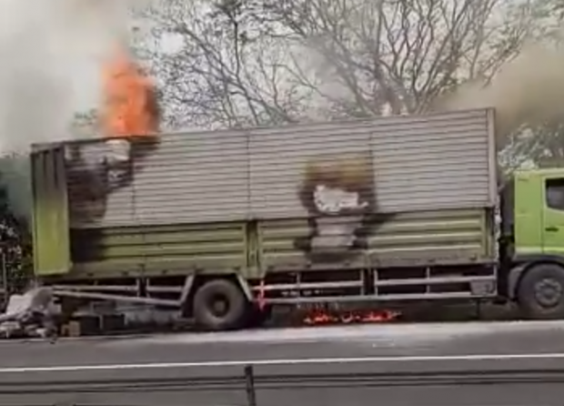 Macet, Mobil Ekspedisi Terbakar di Tol Tangerang-Merak