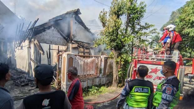 Korsleting Listrik, Rumah di Mojokerto Ludes Terbakar