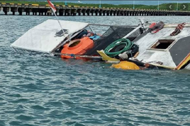 Keluarga Korban Tabrakan Kapal Laut Indramayu Menunggu di TPI Eretan