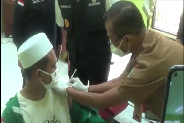 Ribuan Pengasuh dan Pendidik Pesantren di Sumatera Selatan Jalani Vaksinasi COVID-19