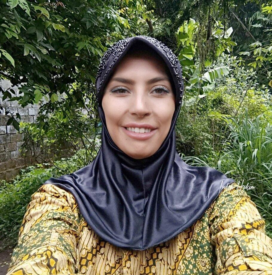 Bikin Pangling! Potret 6 Seleb Seksi Hollywood Ketika Pakai Jilbab