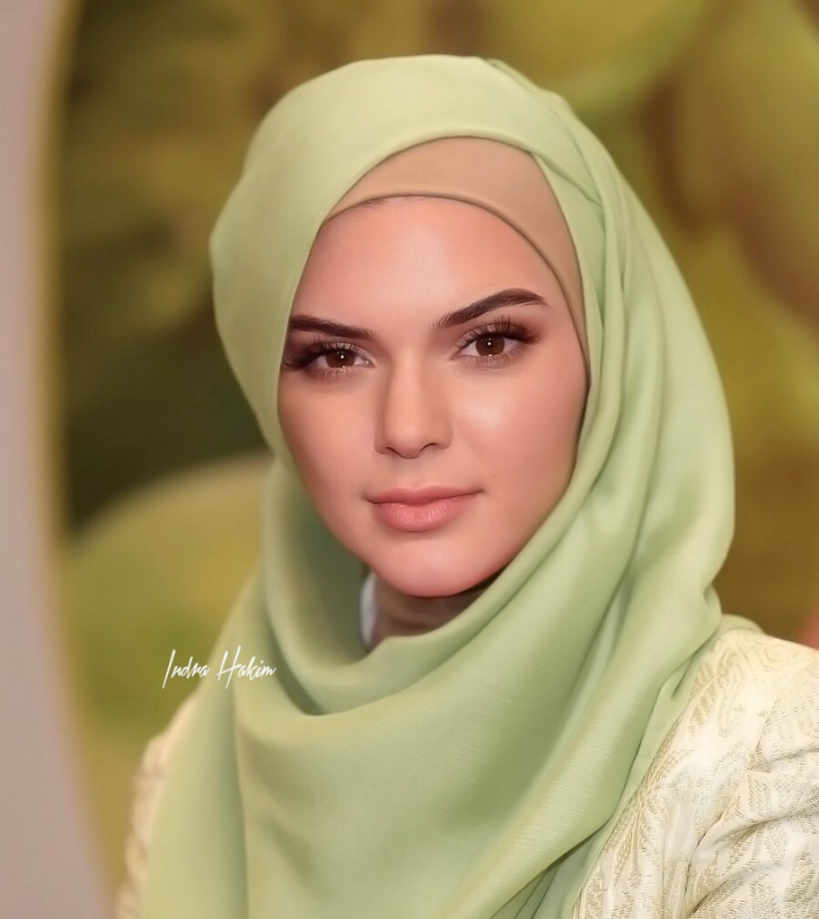Bikin Pangling! Potret 6 Seleb Seksi Hollywood Ketika Pakai Jilbab