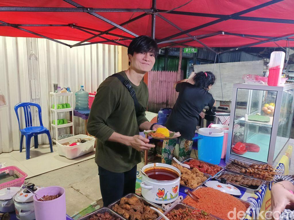 Wajahnya Mirip Lee Min Ho, Penjual Nasi Kuning di Samarinda Ini Viral
