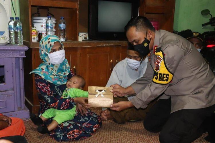 Jokowi Kirimkan Uang ke Istri Terduga Teroris yang Kesulitan Bayar Utang Bank