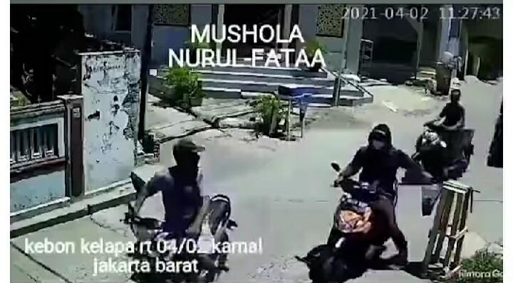 Apes, Niat Curi Uang Amal di Pinggiran Jalan, Pemuda ini Dikepung Pengendara Lain!