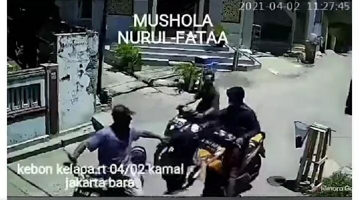 Apes, Niat Curi Uang Amal di Pinggiran Jalan, Pemuda ini Dikepung Pengendara Lain!